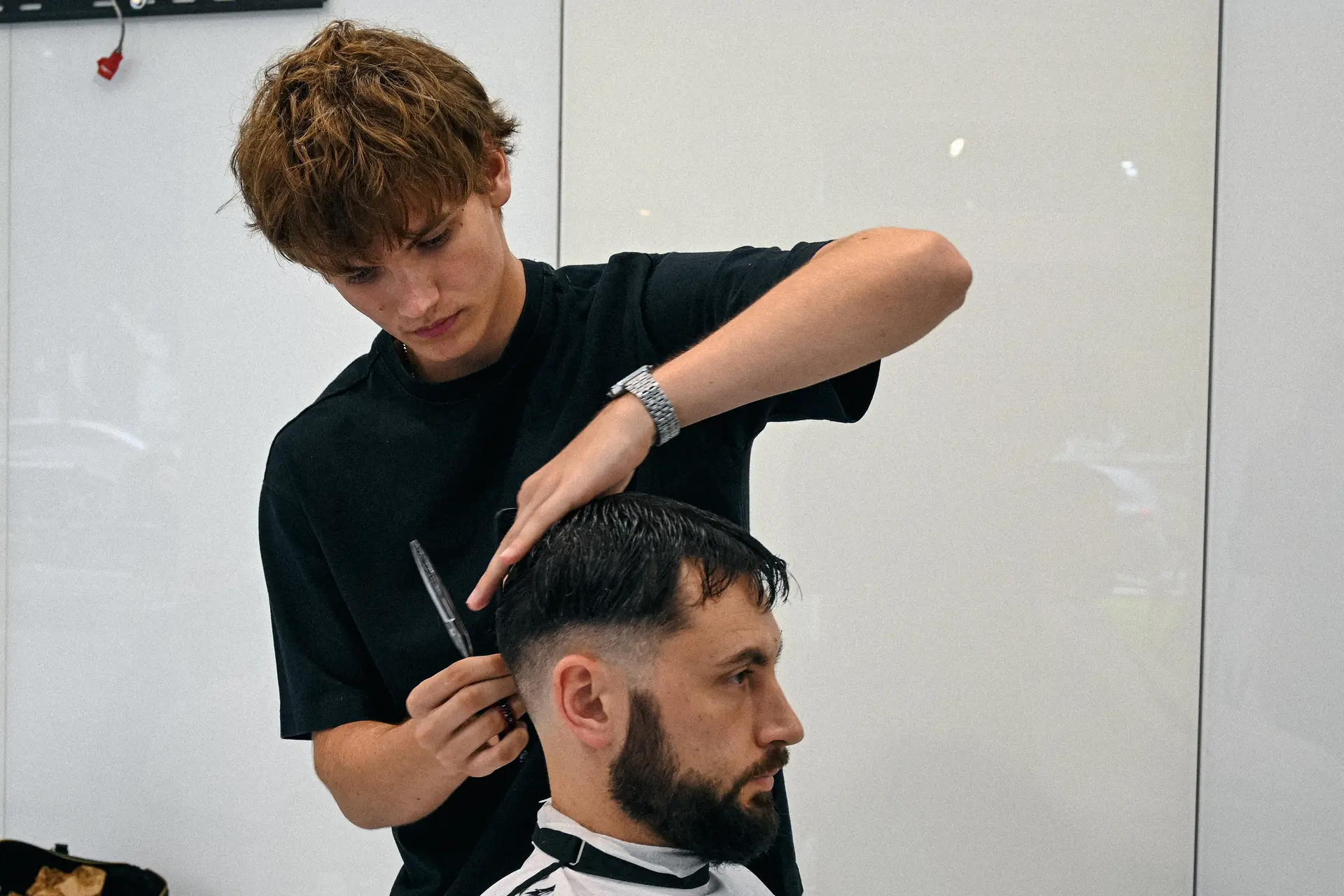 Strzyżenie nożyczkami i grzebieniem na kursie barberskim