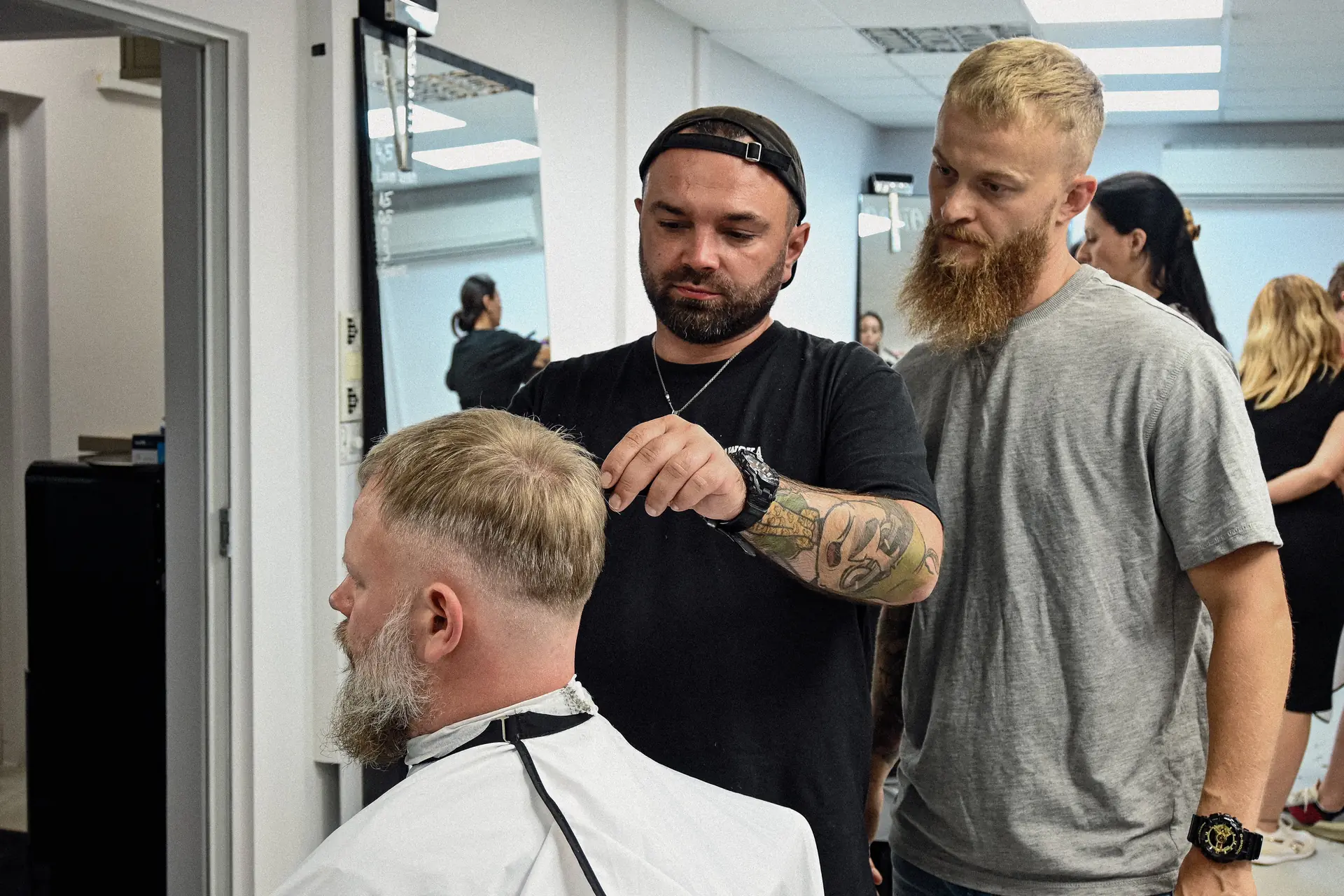 Trener pokazuje kursantowi technikę przy fotelu