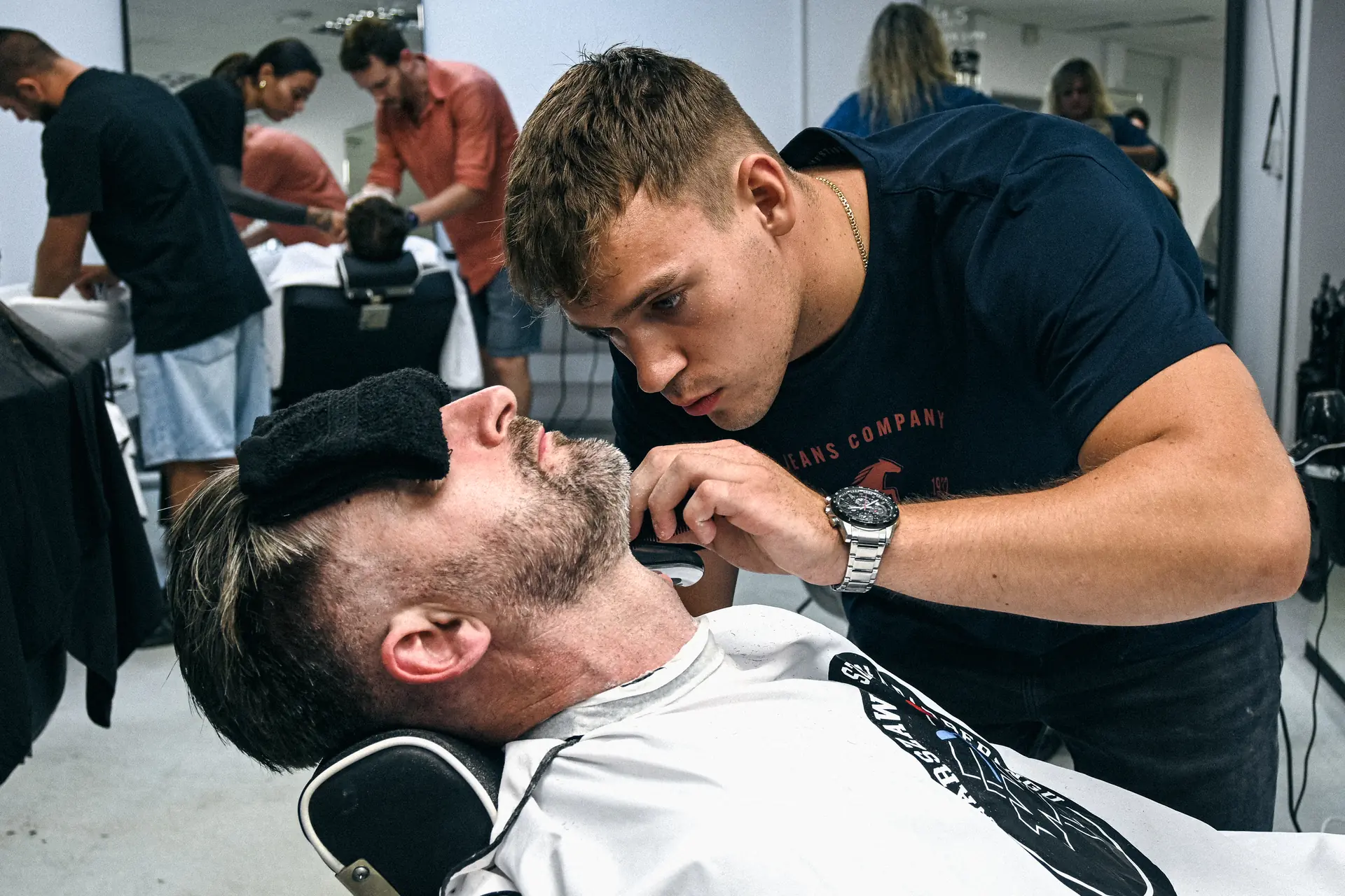 Konturowanie brody na kursie barberskim WSB