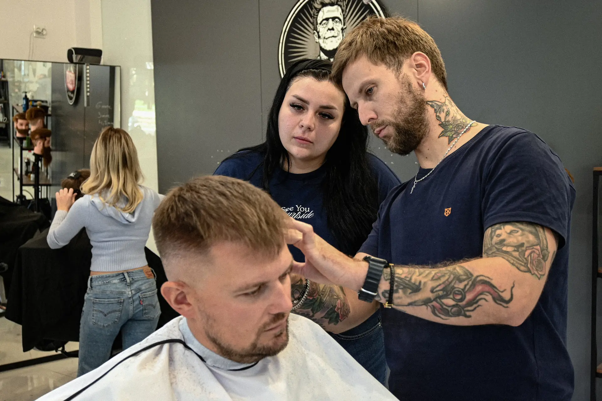 Trener i kursantka przy pracy nad strzyżeniem